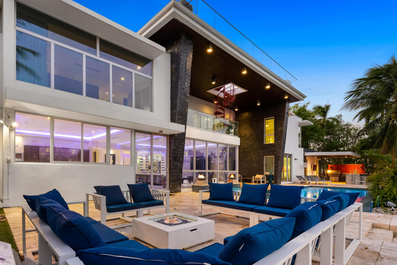 300 Royal Plaza Dr