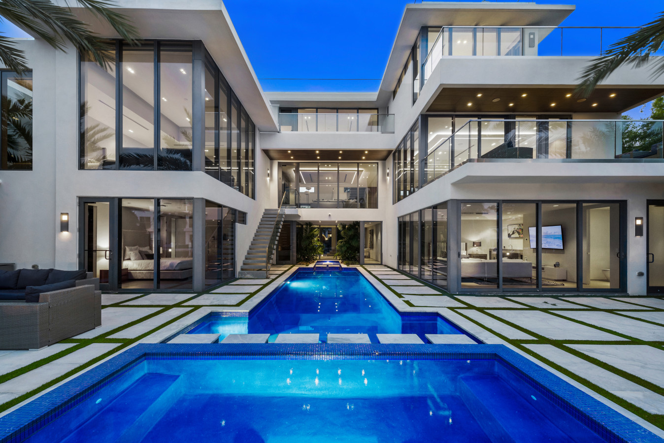 440 Mola Ave